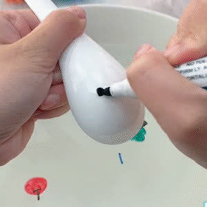 FloatPens, magické fixy, se kterými kreslíte roztomilé obrázky plovoucí na vodě - video