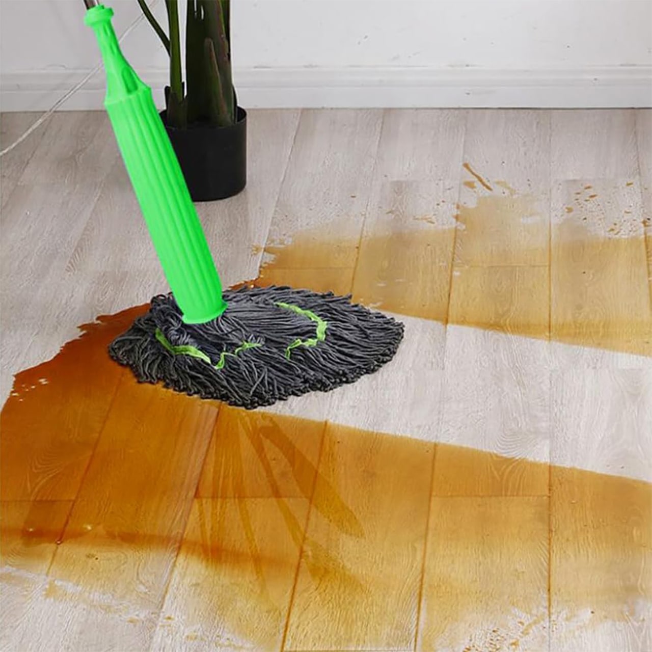 Mop má rukojeť, která usnadňuje ždímání přebytečné vody!